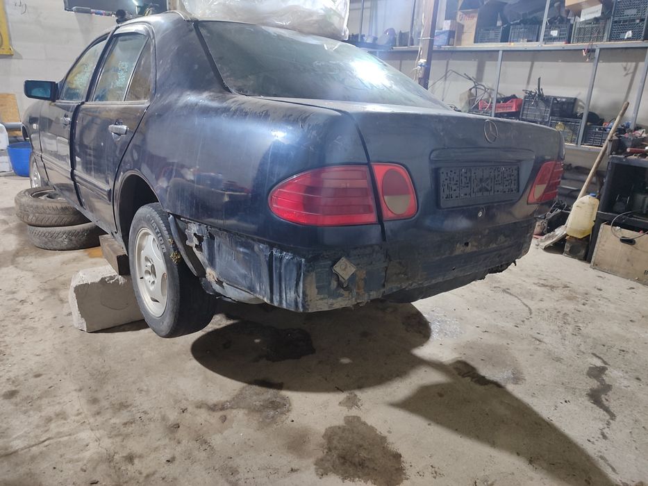 Запчасти на Мерседес W210 E200