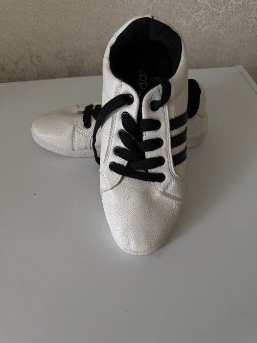 кросовки новые  2000 тенге