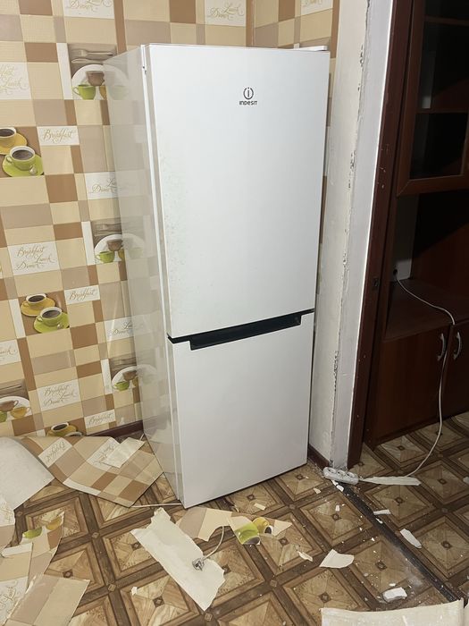 Продается холодильний индезит в хорошем рабочем состояний