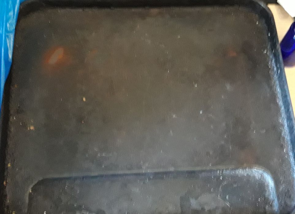 Противень(лист) для духовки. Цена за 2 штуки . Материал чугун и метал