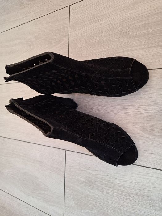 Ghetute decupate  elegante nr 37 noi