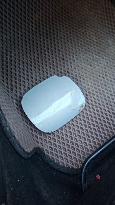 Продам. Лючок бензобака рено сценик