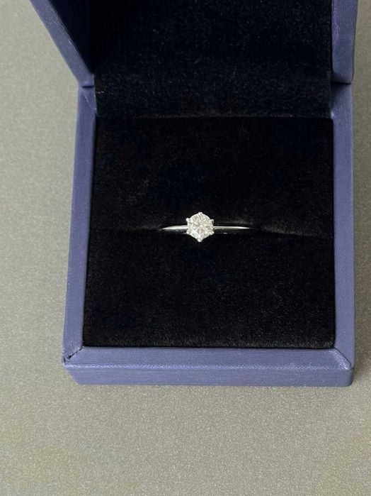 Золотое кольцо помолвочное