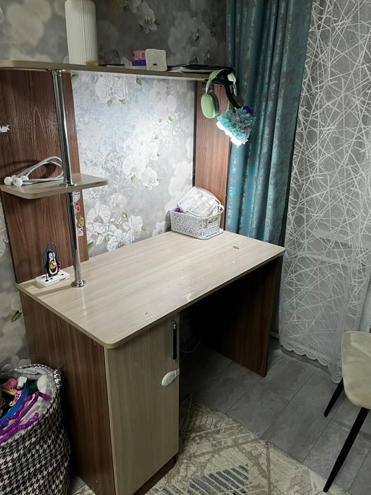 Стол письменный с надстройкой