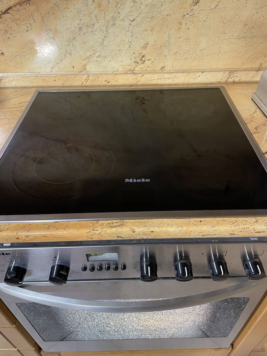 MIELE фурна с керамичен плот