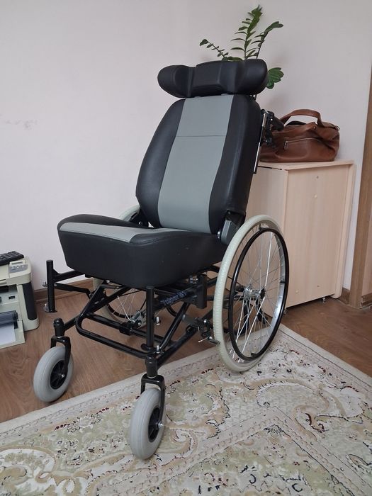 Инвалидная коляска с откидной спинкой