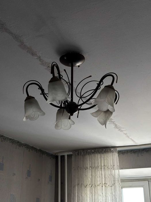 Тахта 2 шт. Полированные. Люстры. Столы.