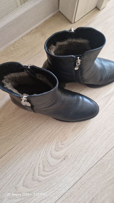 Продам женские ботинки