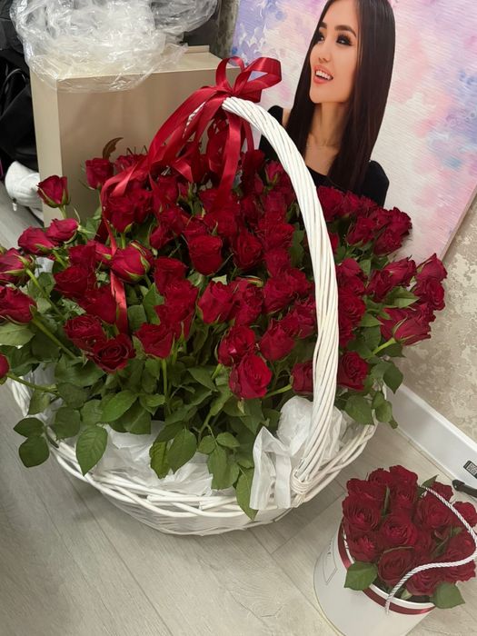 Цветы розы и корзина розы