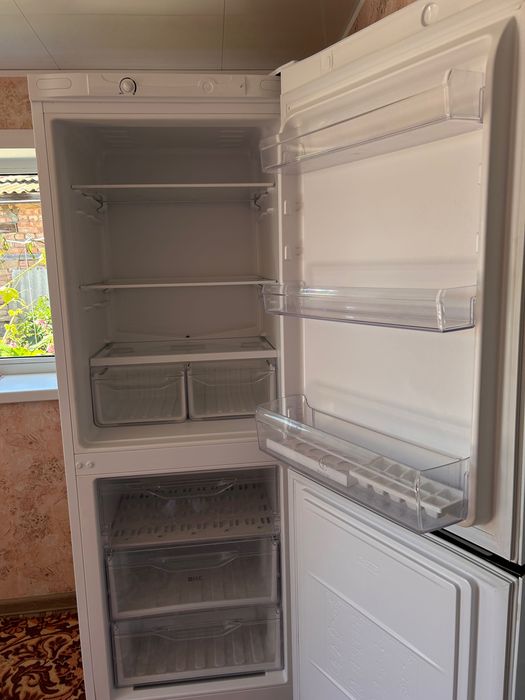 Холодильник Indesit