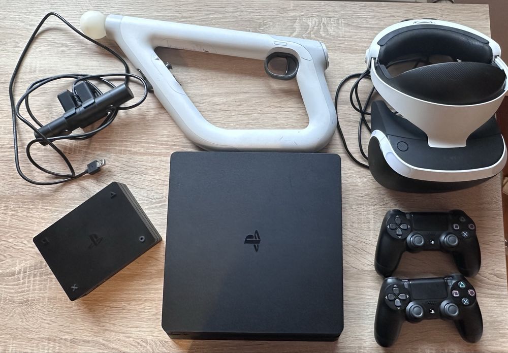 Vând PS4 Slim cu 2 manete, PS VR și pușcă VR – Stare foarte bună – Detalii în privat
