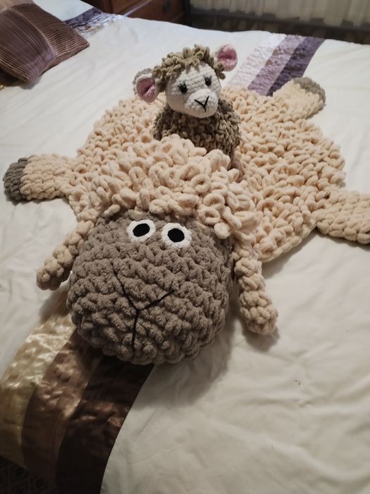 Меко ръчно изплетено килимче "Овчица"