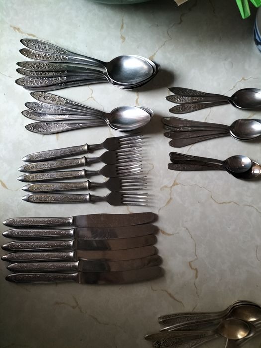 Продаю посуду- тарелки ЗиК, чайни4и хлопок, ложки мельхиор, вилки нерж