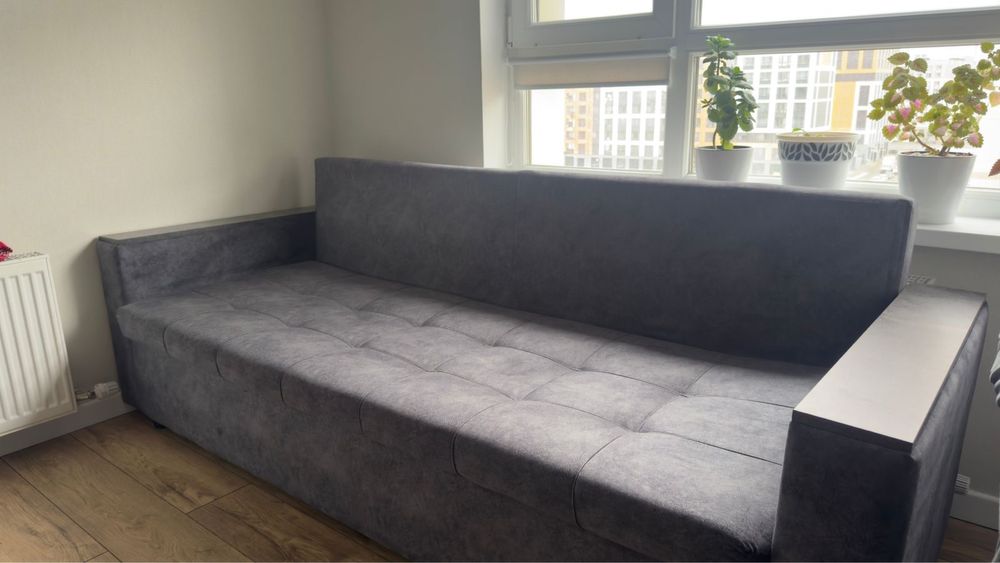 Продаю диван гостинный