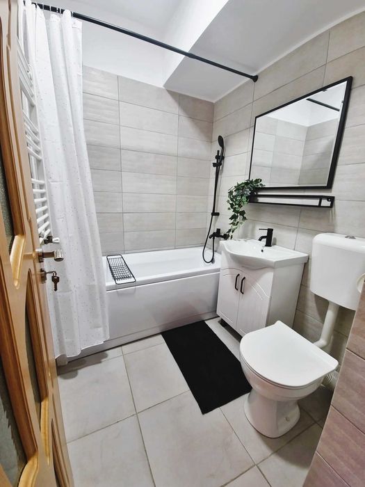 Garsonieră cu mobilă nouă, la etajul 1 din 3, în zonă de case