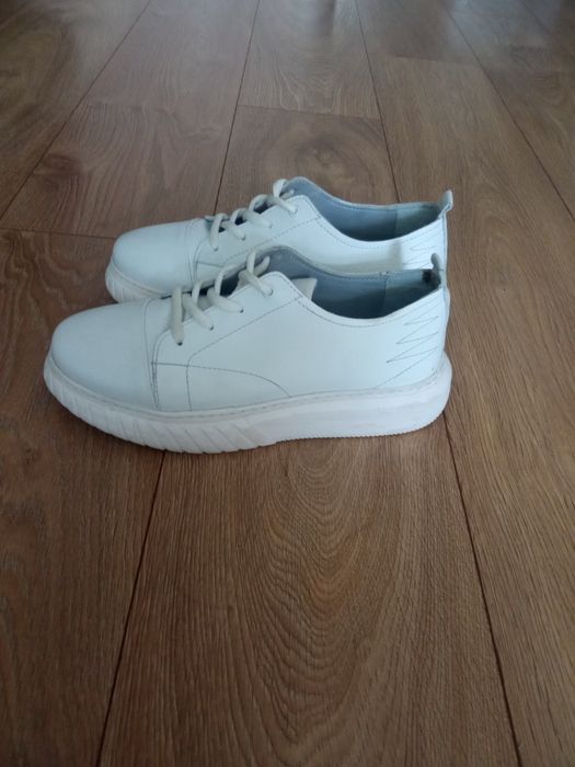 Бели обувки естествена кожа 38 номер