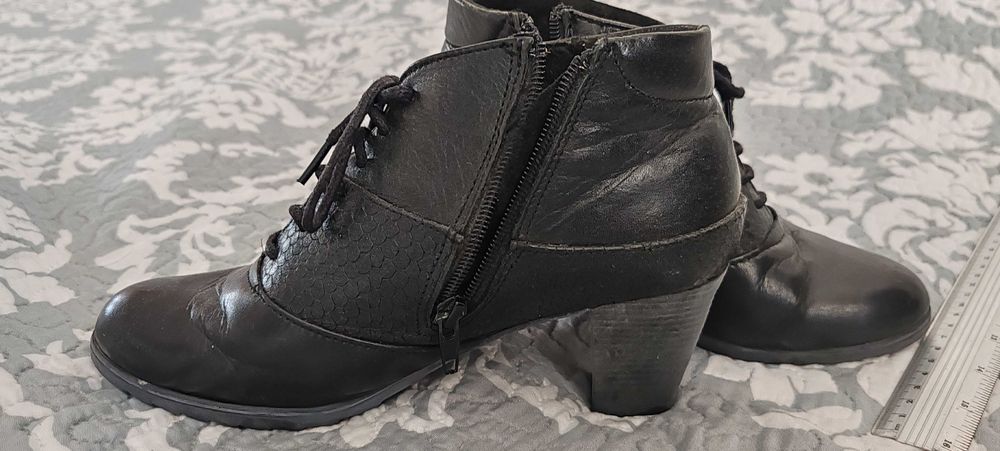 Боти с връзки и цип