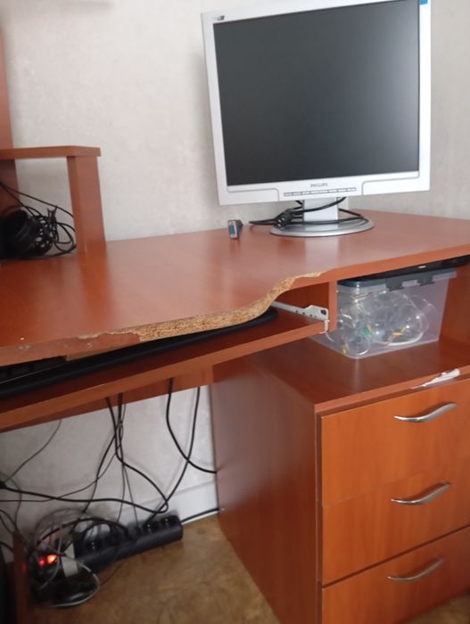Продам компьютерный стол.