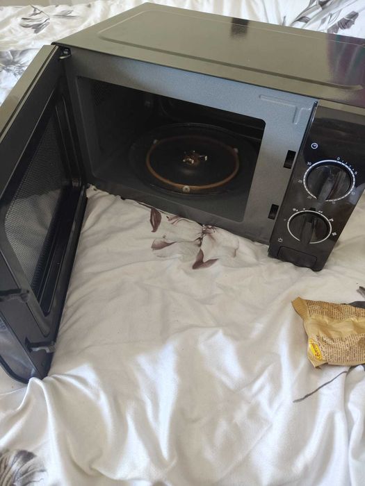 Cuptor Microunde 700W, 20L – NOU in cutie