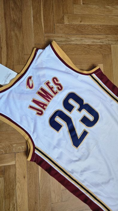 NBA баскетболен потник на LeBron James в Cleveland Cavaliers