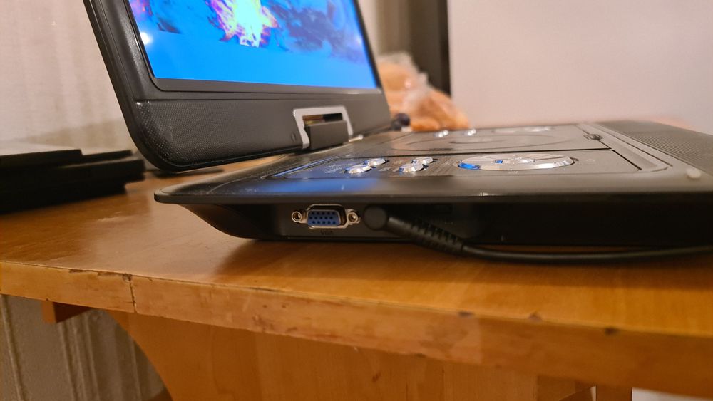 Двд плеер ,типа ноутбука.