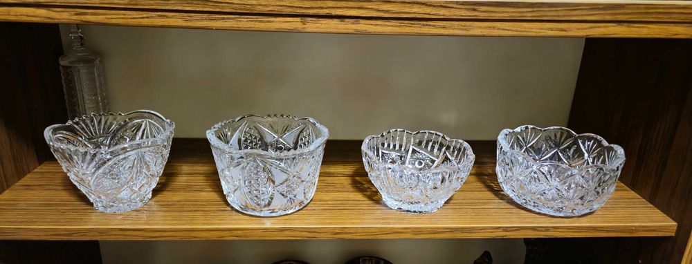 Продаются хрустальные вазы , салатницы , конфетницы , менажницы .