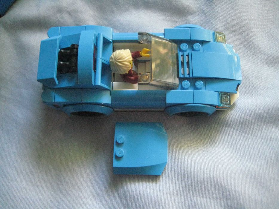 Продавам сет LEGO CITY Състезателна кола