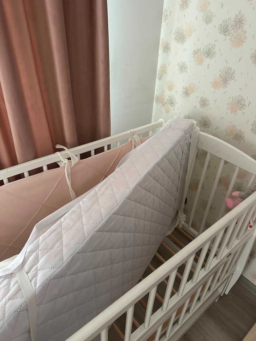 Pătuț bebe din lemn alb 125x70 cm, legănare, laterală mobilă + accesorii