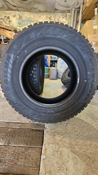 Автошины шипованые новые 235/70 R16
