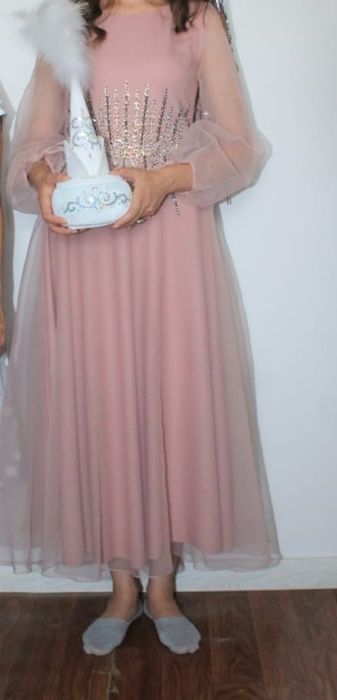 Нежно розовое платье со стразами