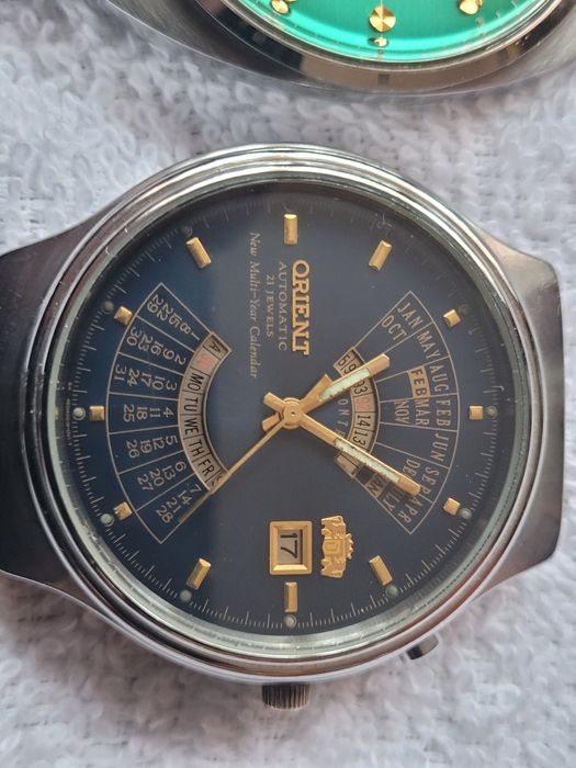 Vând ceasul Orient cu multe calendar