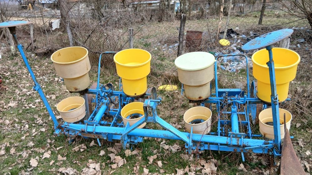 Vând semanatoare de porumb si erbicidator