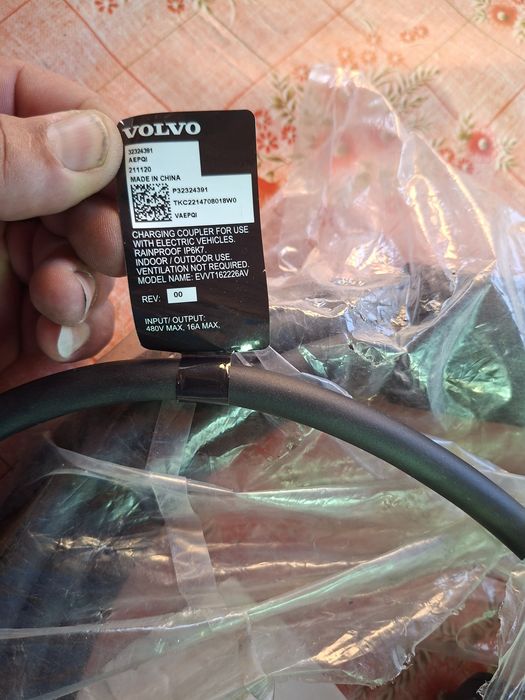 Продавам за VOLVO кабел за зареждане със ток .