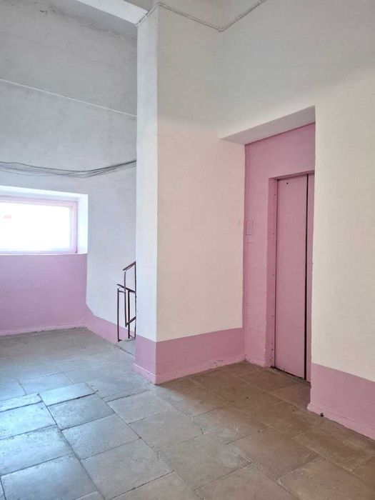 В продаже 4-комнатная квартира.