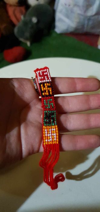 Гривна с маниста пречупенкръст