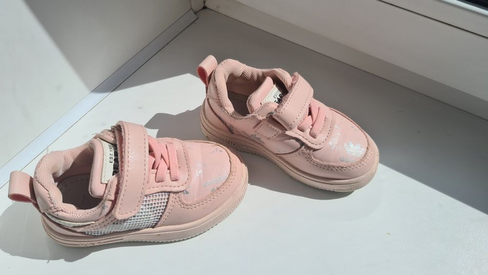 Продам обувь сандали кроссовки