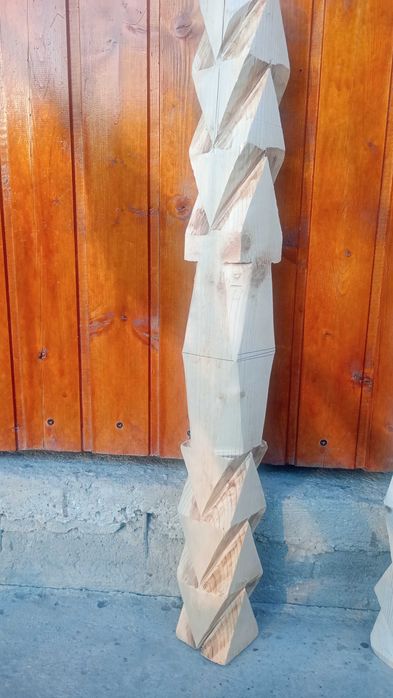 Stâlpi tradiționali sculptați manual