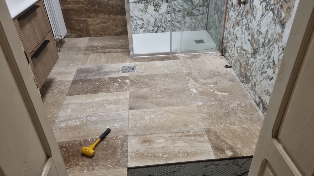 Echipa meseriasi lucrari interioare si exterioare