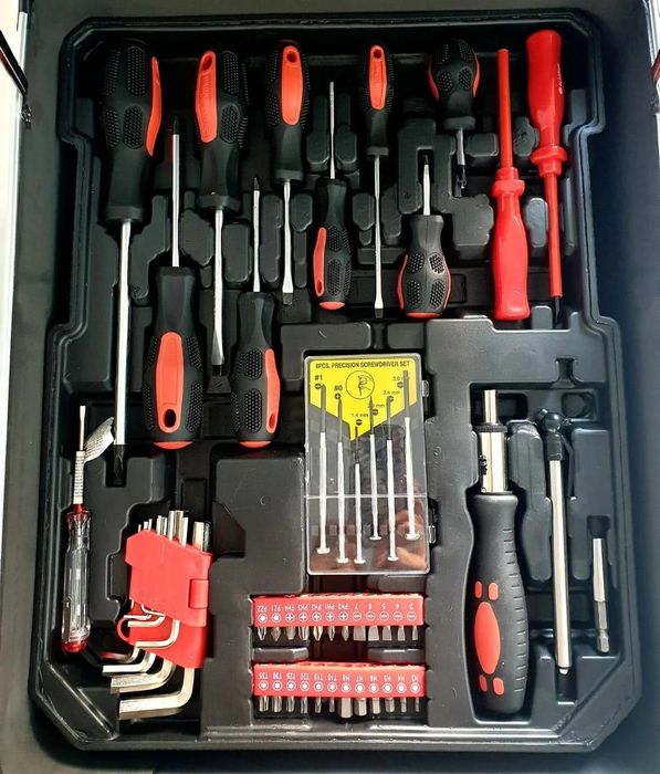 Набор инструментов в одном чемодане