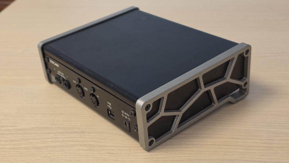 Interfață audio USB Tascam US-2x2