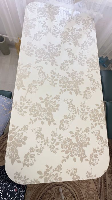 Обеденный стол..