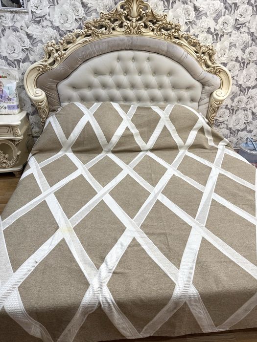 Кровать с прикроватнами тумбами