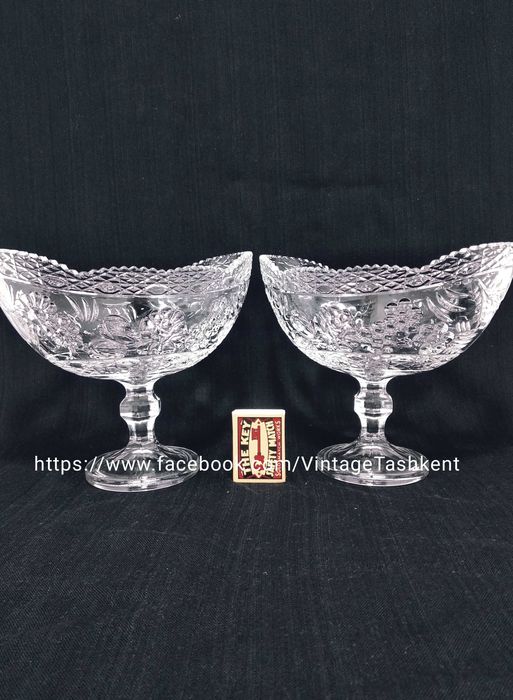 Стеклянные вазы конфетницы овальной формы на ножках