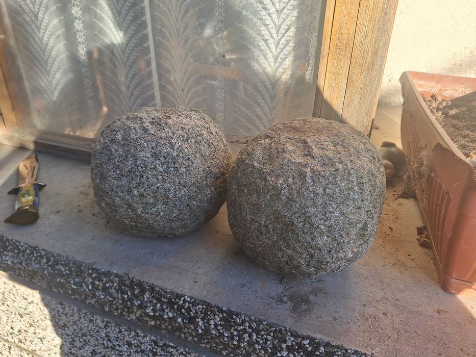 Ръчно дялани гранитни топки 20×20.