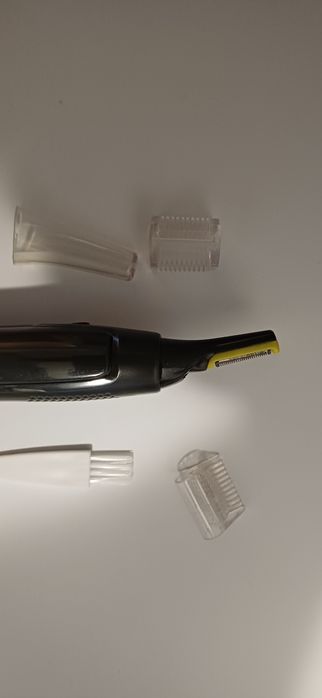 1. Trimmer par, cu adaptoare si cu baterie, nu acumulator.