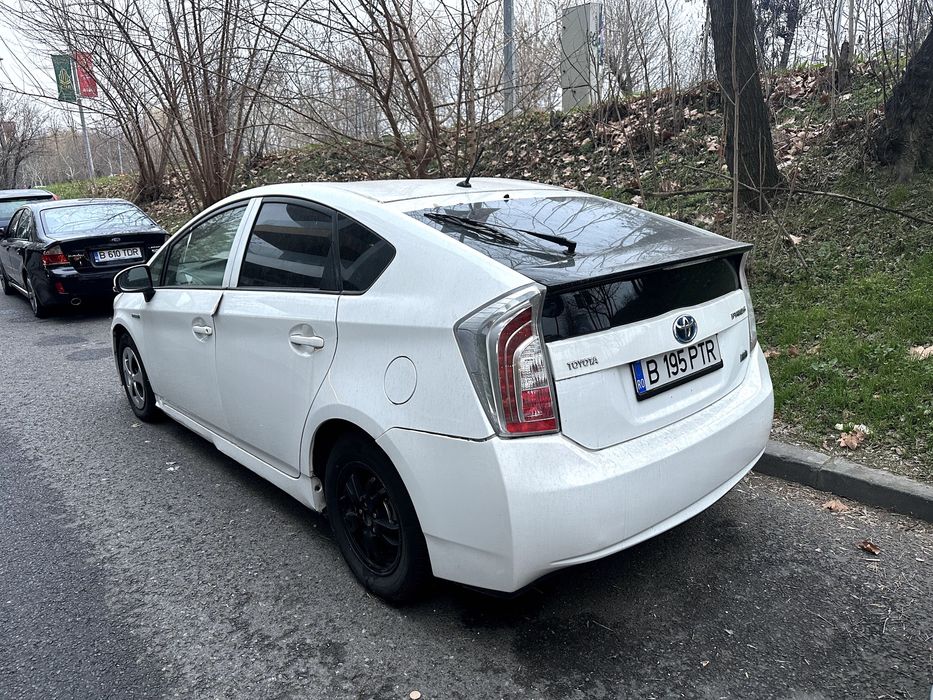 Vand Toyota Prius (prima inmatriculare decembrie 2012)- 6.200 euro