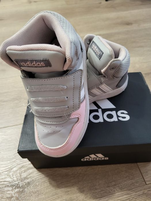 Vand ghetute fetite marca Adidas, marimea 27