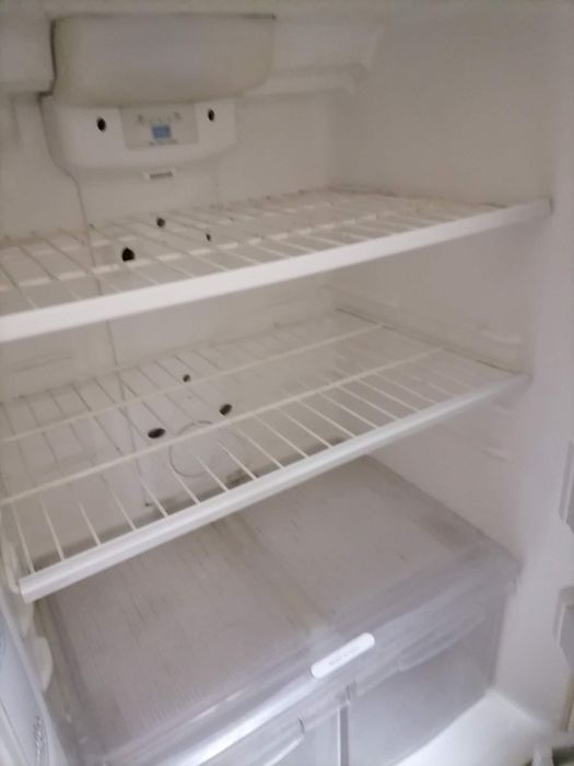 Продавам хладилник с фризер LG