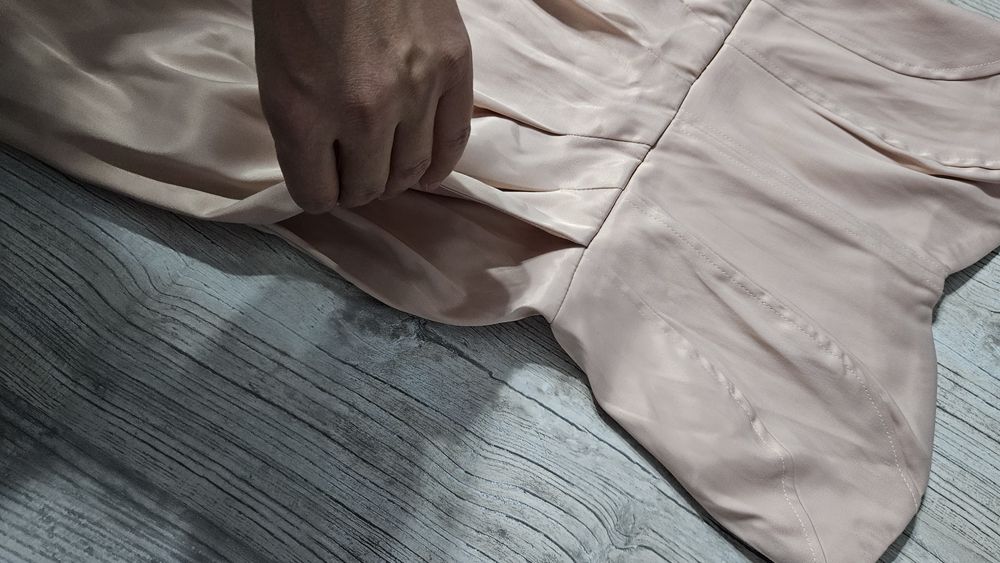 Сатенена рокля цвят пудра