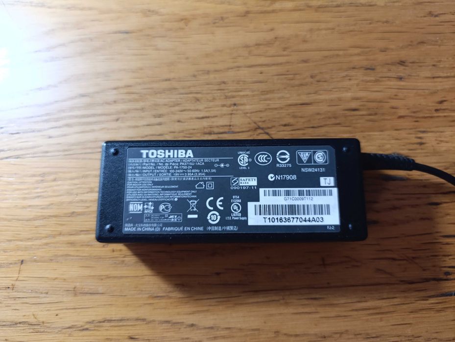 Зарядные устройства для ноутбука Toshiba и Samsung